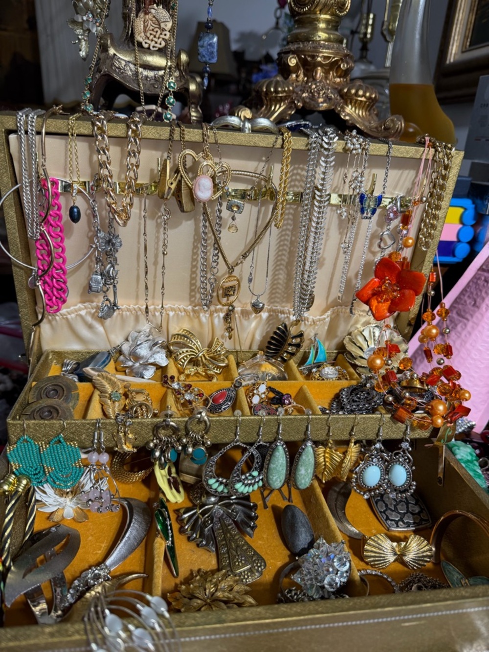 WONDERS FOUND-VINTAGE JEWELRY 7PM ET POSHMARK SHOW EVERY PURCHASE GETS GIFT - Picture 4 of 8